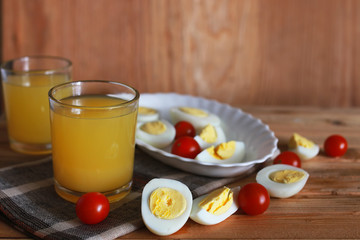 breakfast tomato egg wooden background