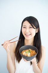 カツ丼を食べる女性