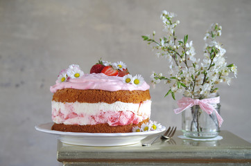 Erdbeertorte mit Frischkäsecreme und Sahne