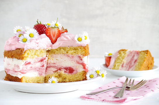 Erdbeertorte mit Frischk&auml;secreme und Sahne
