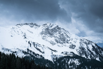 montagne neige alpes avoriaz skier ski piste avalanche risque or