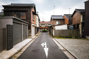 Улица в старом квартале японского провинциального города - obrazy, fototapety, plakaty