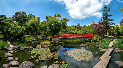 Panele Szklane Podświetlane  Piękny japoński park ze stawem i czerwonym mostem