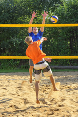 Spielszene am Netz beim Beachvolleyball