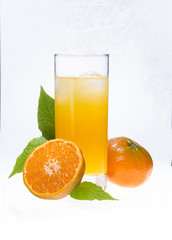 Glas Mandarinensaft mit Eiswürfel