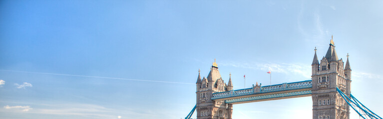 London Tower Bridge an einem sonnigen Tag