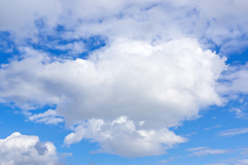 Obraz na płótnie Canvas Snow-white cloud in blue sky