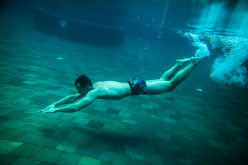 Fototapeta na wymiar man swim underwater pool