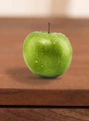 Apfel auf Holztisch