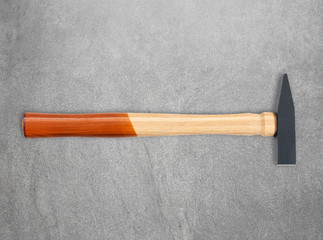 Hammer mit Beton Hintergrund