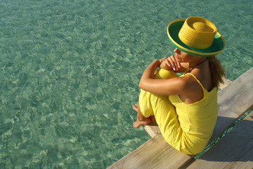 Junge Frau nimmt ein Sonnenbad am Meer