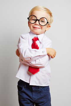 Glücklicher Vorschüler mit Brille