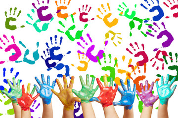 Bunte Hände mit Fingerfarbe