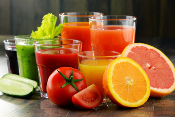 Fototapeta na wymiar Glasses with fresh organic vegetable and fruit juices