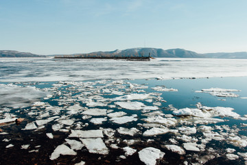 Таяние льда на реке Волга