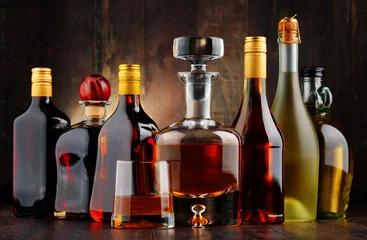 Crédence de cuisine en verre imprimé Bar Bouteilles de boissons alcoolisées assorties