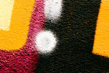 Ausschnitt aus einem Graffiti (Graffito) in violett, gelb, orange, schwarz und weiß