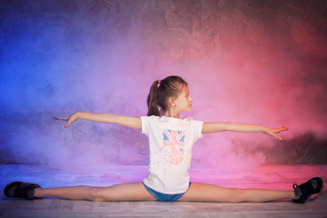 Gymnastic girl doing twine.