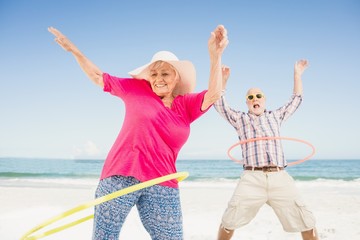 Senior couple doing hula hoop - obrazy, fototapety, plakaty