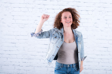 junge erfolgreiche frau der heutigen zeit