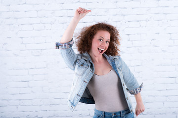 junge frau hat spaß am leben