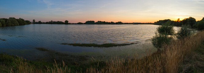  Paisaje de  Laguna al Atardecer - Vista completa del contorno con arboles y arbustos