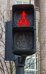 Semaforo en rojo para peatones y ciclistas