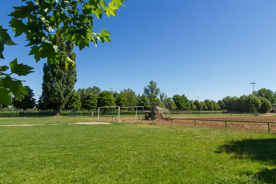 Acondicionamiento del Terreno de un Campo de Futbol -  Tractor con rastrillo despedregador 