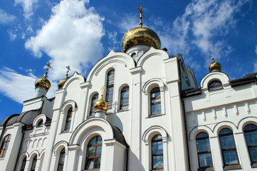 Fototapeta na wymiar KEMEROVO, RUSSIA AUGUST 16, 2015: Holy Trinity Church in Kemerovo city