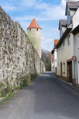 Fototapeta na wymiar Historische Stadtmauer mit Wehrturm, dem „Grauen Turm“ in Fritzlar, einer Kleinstadt im Schwalm-Eder-Kreis in Nordhessen