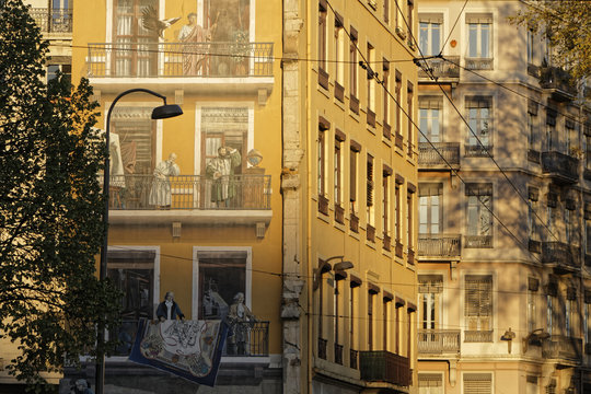 La "Fresque des lyonnais" au soleil couchant