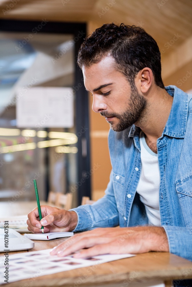 Aufkleber man in office writing in a notepad