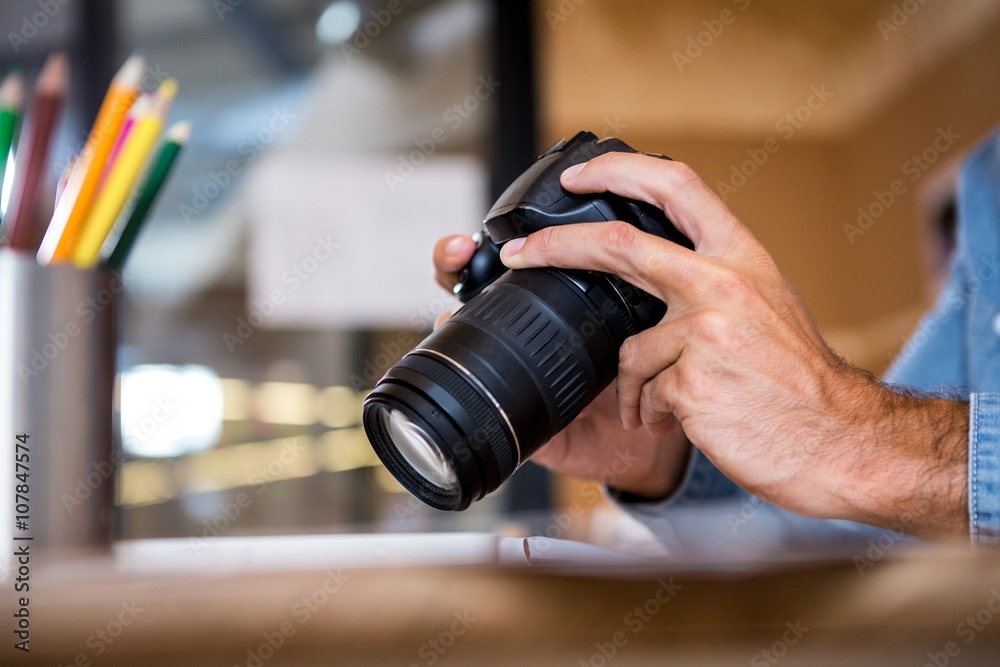 Aufkleber man checking photos in camera