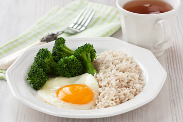 Healthy egg breakfast/Healthy breakfast with egg, brown rice and broccoli