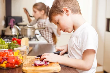 Foto auf Acrylglas Kochen Kleiner Junge, der zusammen mit seiner Schwester kocht