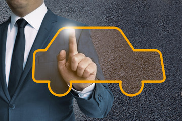 auto touchscreen wird von mann bedient konzept