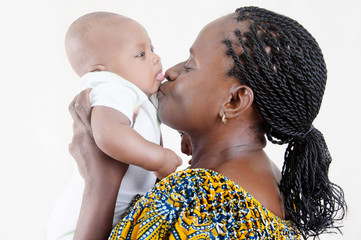  baiser  et tendresse d'une m&egrave;re &agrave; son b&eacute;b&eacute;