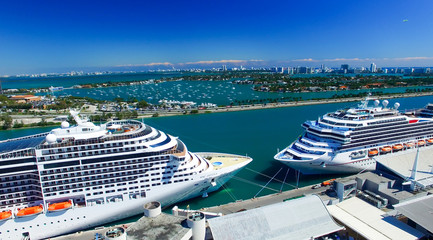 MIAMI - FEBRUARY 27, 2016: Cruise ships docked in Miami port. Th - obrazy, fototapety, plakaty