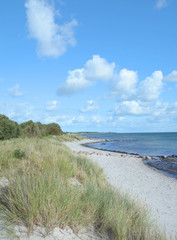 Küste mit Promenadenweg auf der Insel Fehmarn bei Südstrand und  Meeschendorf,Ostsee,Schleswig-Holstein,Deutschland
