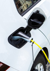 Fototapeta premium Eco Auto beim Laden