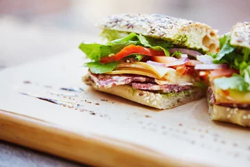 Foto op Plexiglas Vers broodje met kaas, sla, salami en tomaat © mavoimages