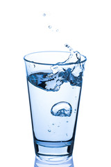 Glas Wasser spritzend