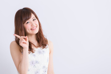 指差しポーズの女性