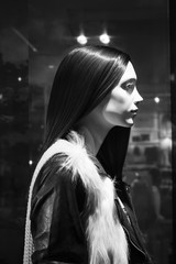 Manekin na wystawie sklepowej.