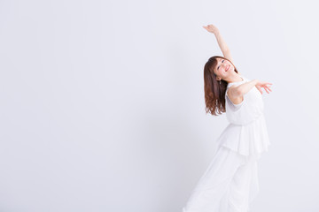 ダンスをする女性 © peach100