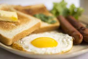 Tissu par mètre Oeufs sur le plat healthy breakfast fried egg yellow yolk, toast bread, sausage, vegetable in morning,  delicious sandwich diet lunch