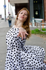 Fototapeta premium girl dancing in the city