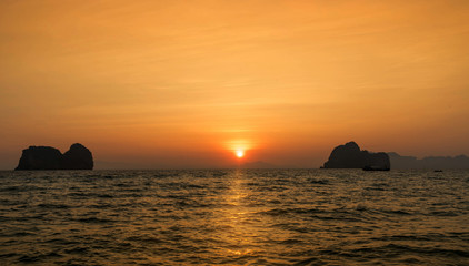 Fototapeta na wymiar sunlight on the sea when sunset