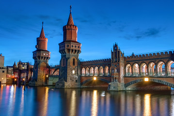 Obraz premium Dawn at the Oberbaumbruecke in Berlin, Germany