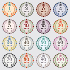 Badges vintage et rétro avec couronne et laurier pour date d'anniversaire